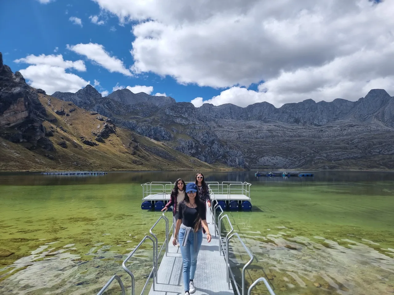 Turistas caminando por el muelle de la laguna