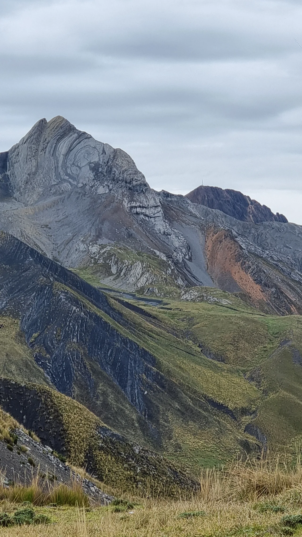 Cerro con forma de rostro de gorila en la ruta a Laguna Canrash