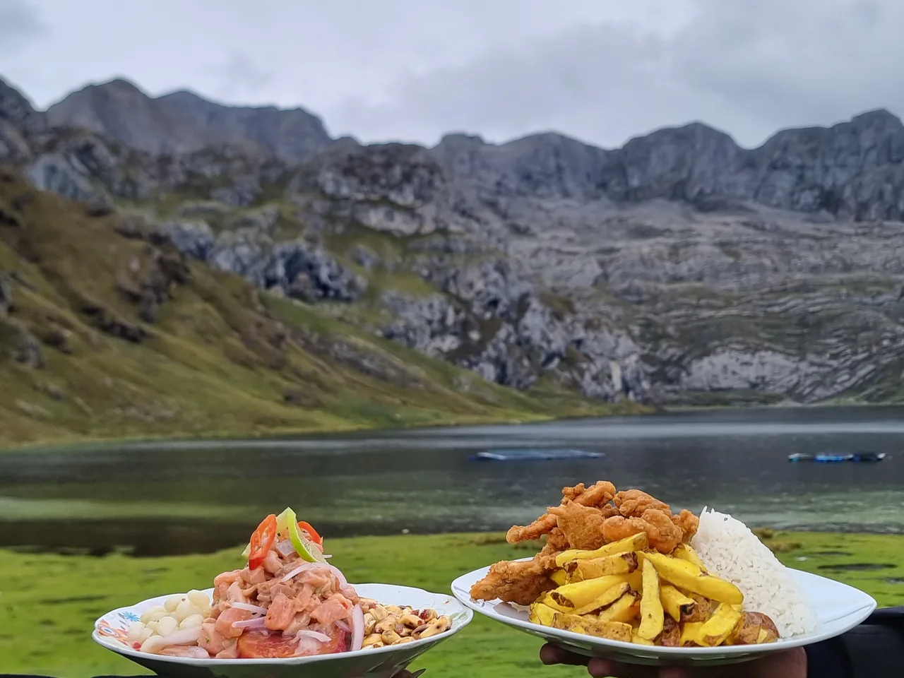 Ceviche y chicharrón de trucha con la laguna Canrash de fondo