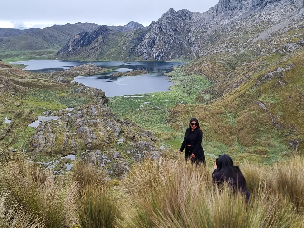 Dos visitantes tomándose una foto con la laguna Canrash de fondo