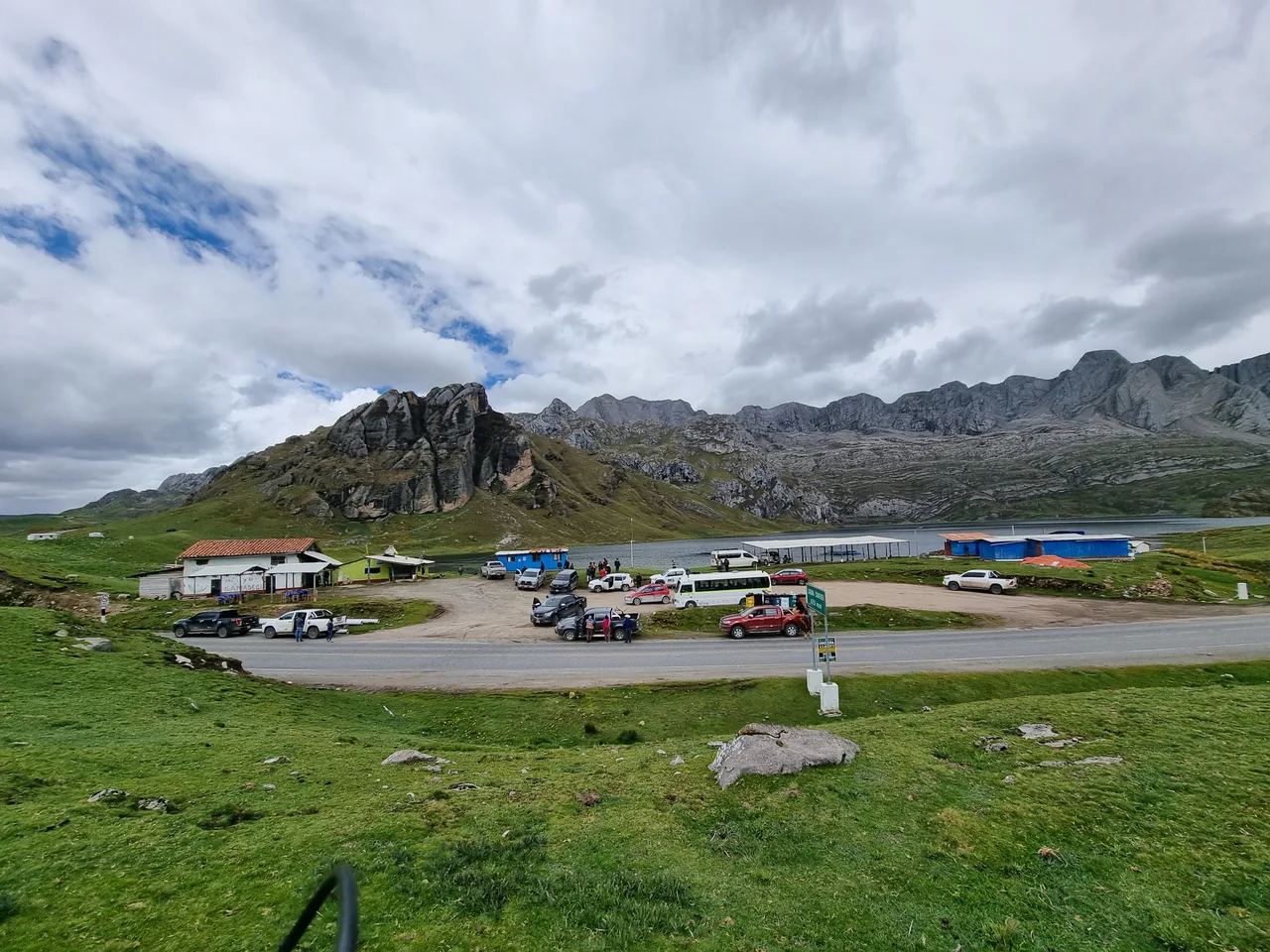 Estacionamiento y parqueo lleno de comensales visto desde lejos
