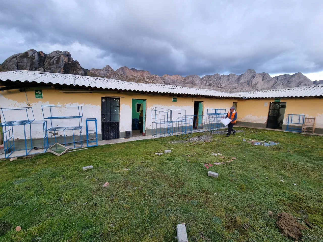 Hospedaje rústico en módulos de madera o casitas de adobe