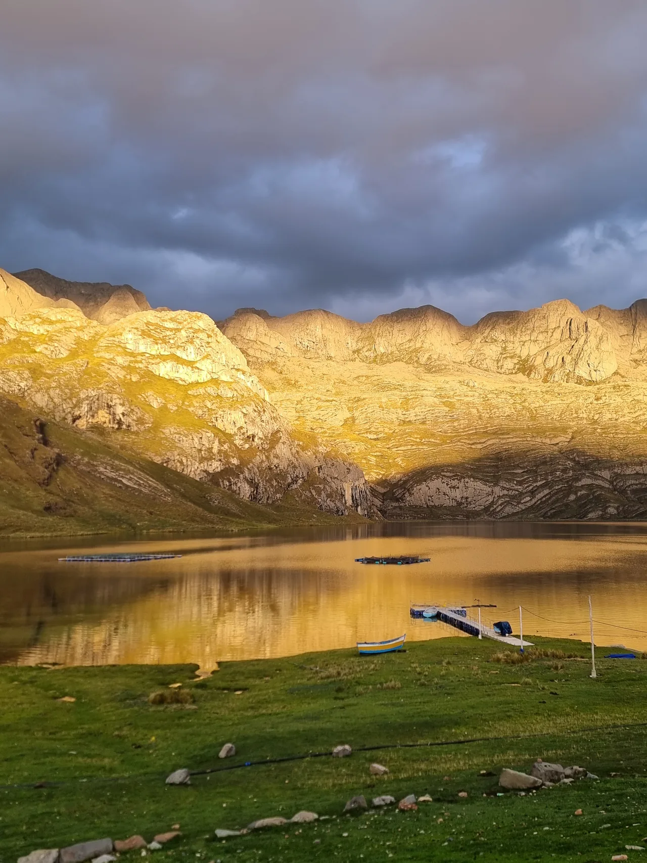 Atardecer en Laguna Canrash con cielo abierto sobre los Andes