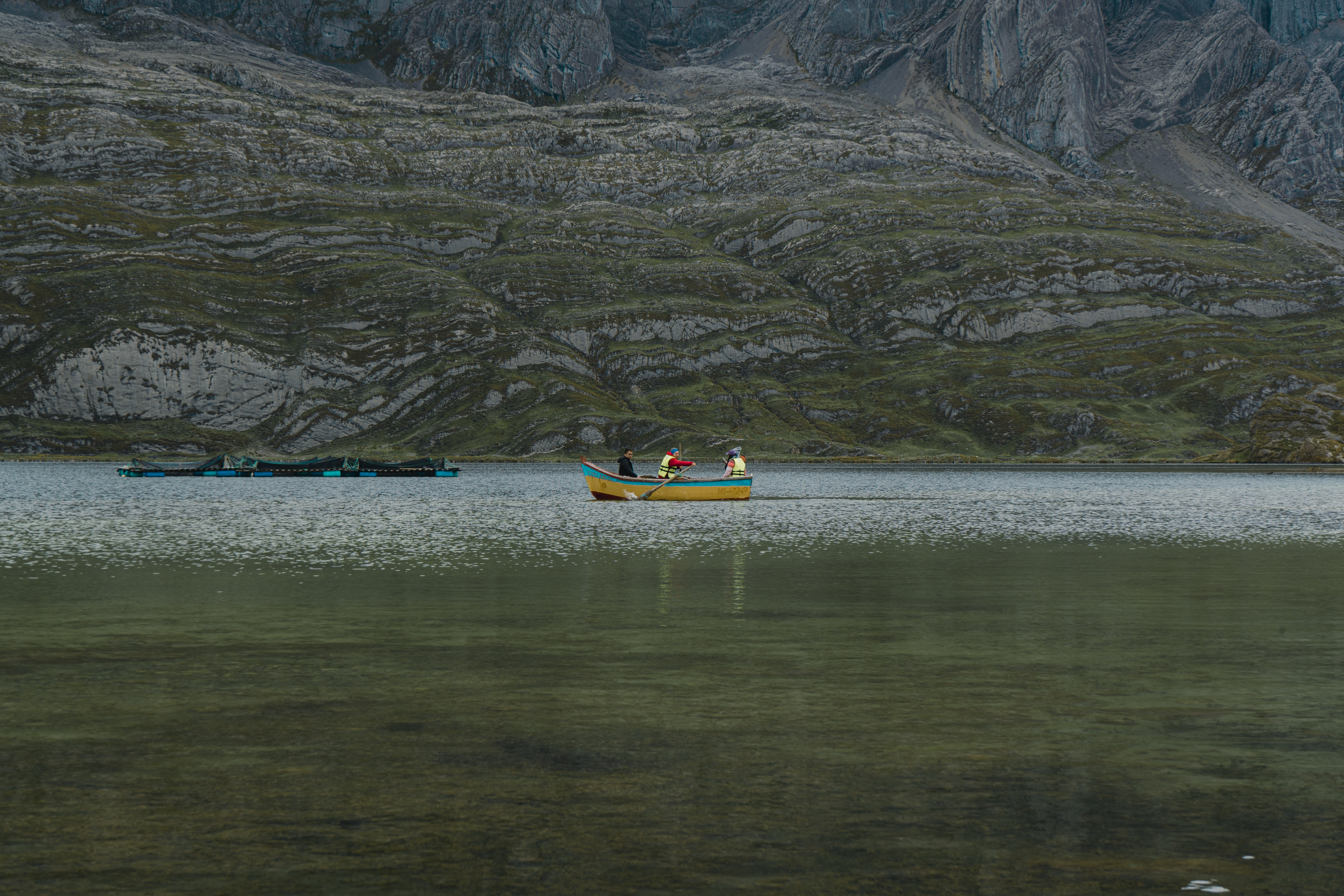 Jaulas flotantes en la Laguna Canrash