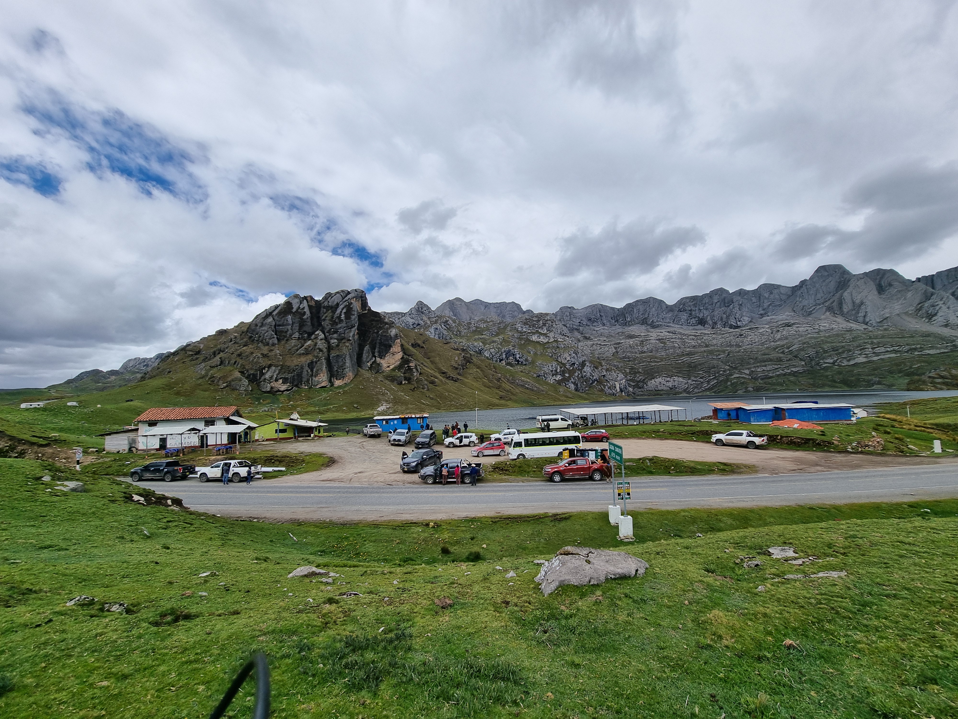 Restaurante lleno de comensales